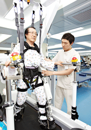 로봇보조 정형용운동장치(보행치료)를 활용한 재활치료 중인 모습